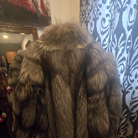 Luxurious Fox Fur Coat - Gray - Picture 9 of 16